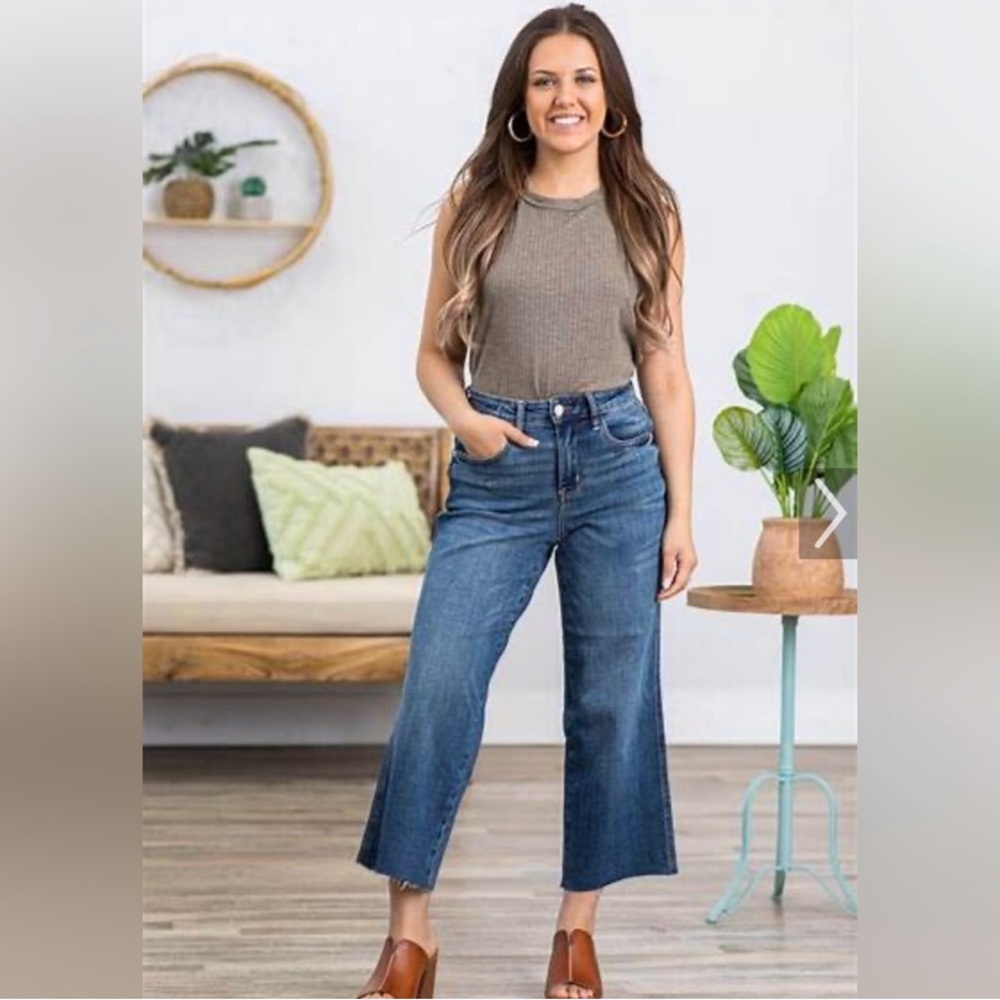 NWT Judy Blue Wide Leg Crop Raw Hem Medium Wash Jeans 3/26